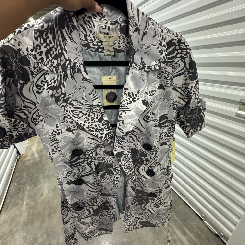 Vertigo Paris Black and White Casual Button Down Blouse